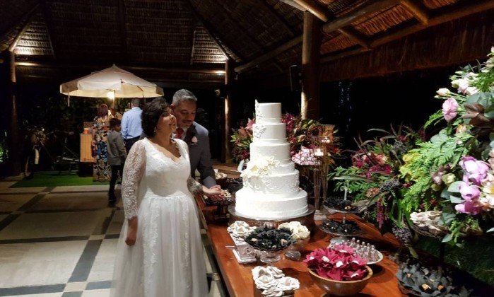 Mulher que luta contra câncer sem cura realiza sonho de se casar 