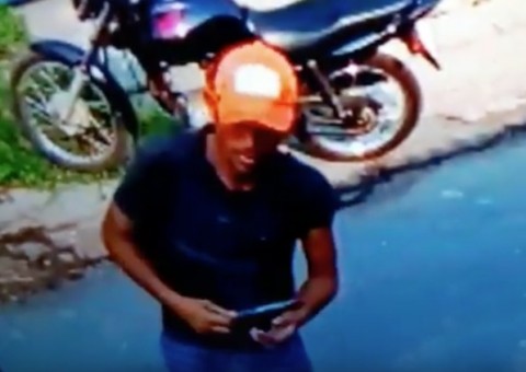 Homem tem moto roubada enquanto se preparava para deixar filha na escola em Manaus