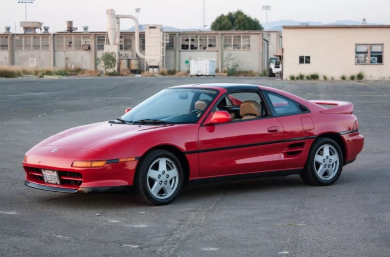 Motorista sai andando de acidente após carro ficar irreconhecível 