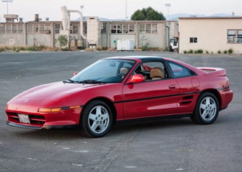 Motorista sai andando de acidente após carro ficar irreconhecível 