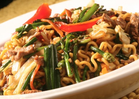 ‘Fast-okê’ mistura música e comida chinesa nesta terça  