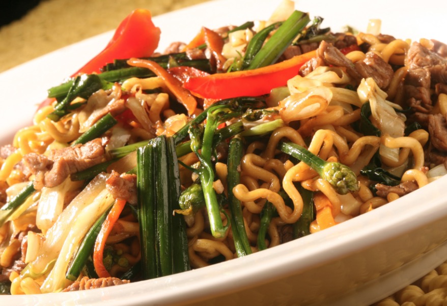 ‘Fast-okê’ mistura música e comida chinesa nesta terça  