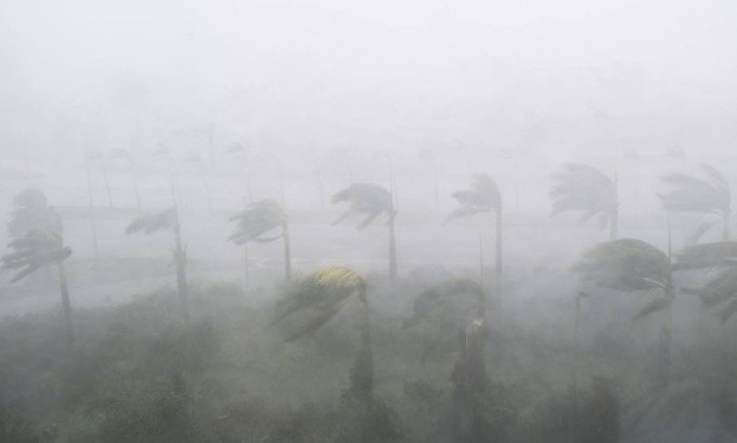 Furacão Maria se fortalece ainda mais e atinge nível 4