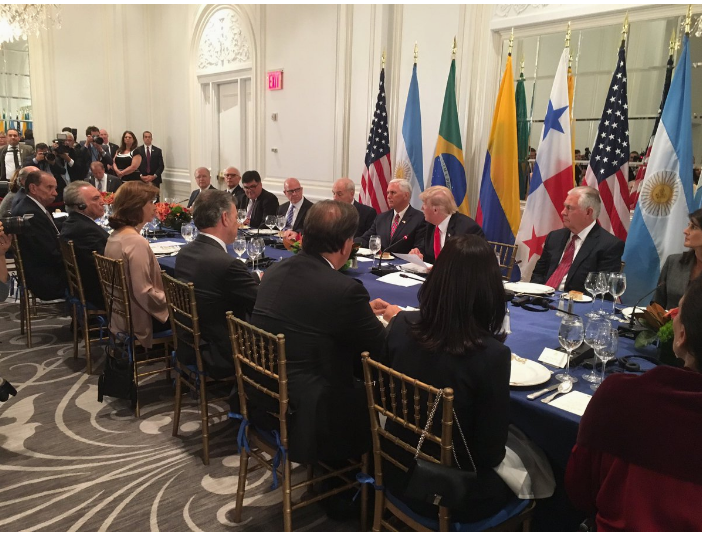 Temer janta com Donald Trump e enfrenta protestos na chegada a hotel