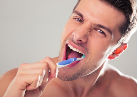 Por que dormir sem escovar os dentes pode ser tão ruim para você?