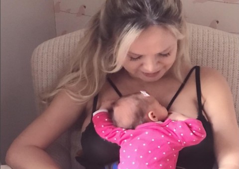 Eliana encanta internautas com foto da filha recém-nascida