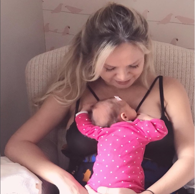 Eliana encanta internautas com foto da filha recém-nascida