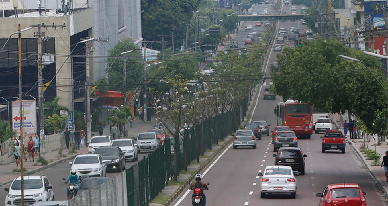 Em Manaus, grades de proteção na Avenida Djalma Batista passam por manutenção 