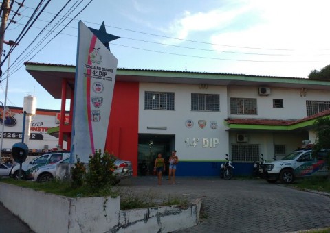 Após assalto, dupla troca tiros com a polícia e acaba presa em Manaus