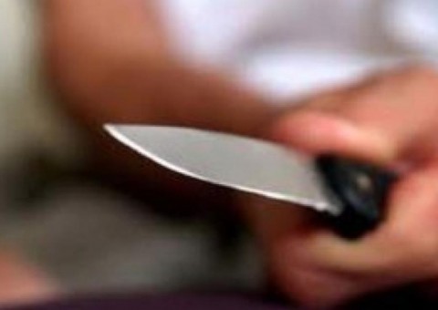 Mãe esfaqueia namorado após flagrá-lo nu na cama com filha de 12 anos 