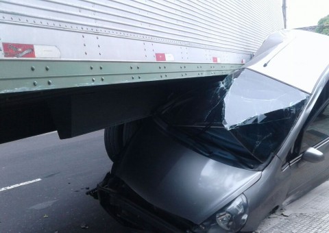 Carro é esmagado em grave acidente e para avenida de Manaus