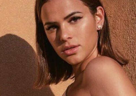 Bruna Marquezine dá beijão em atriz em protesto contra 'cura gay''