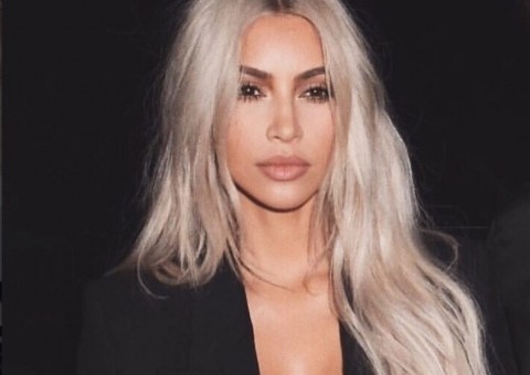 Kim Kardashian choca com novas fotos de fio-dental e bumbum maior na praia