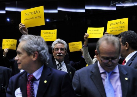 Deputados rejeitam o distritão por 238 votos a favor e 205 contra