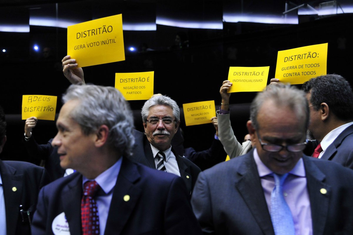 Deputados rejeitam o distritão por 238 votos a favor e 205 contra