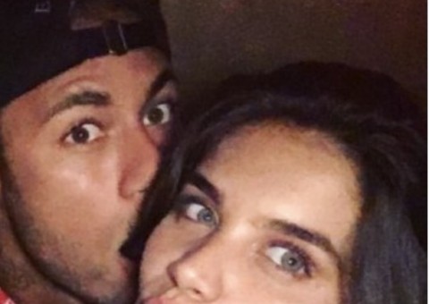 Neymar assume modelo da Victoria’s Secret