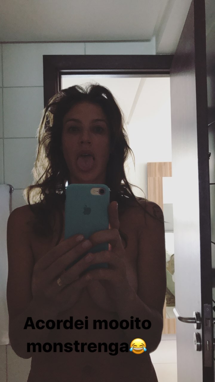 Luana Piovani faz topless em frente ao espelho