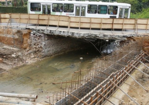 Obra em avenida Professor Nilton Lins altera itinerário de linhas de ônibus em Manaus 