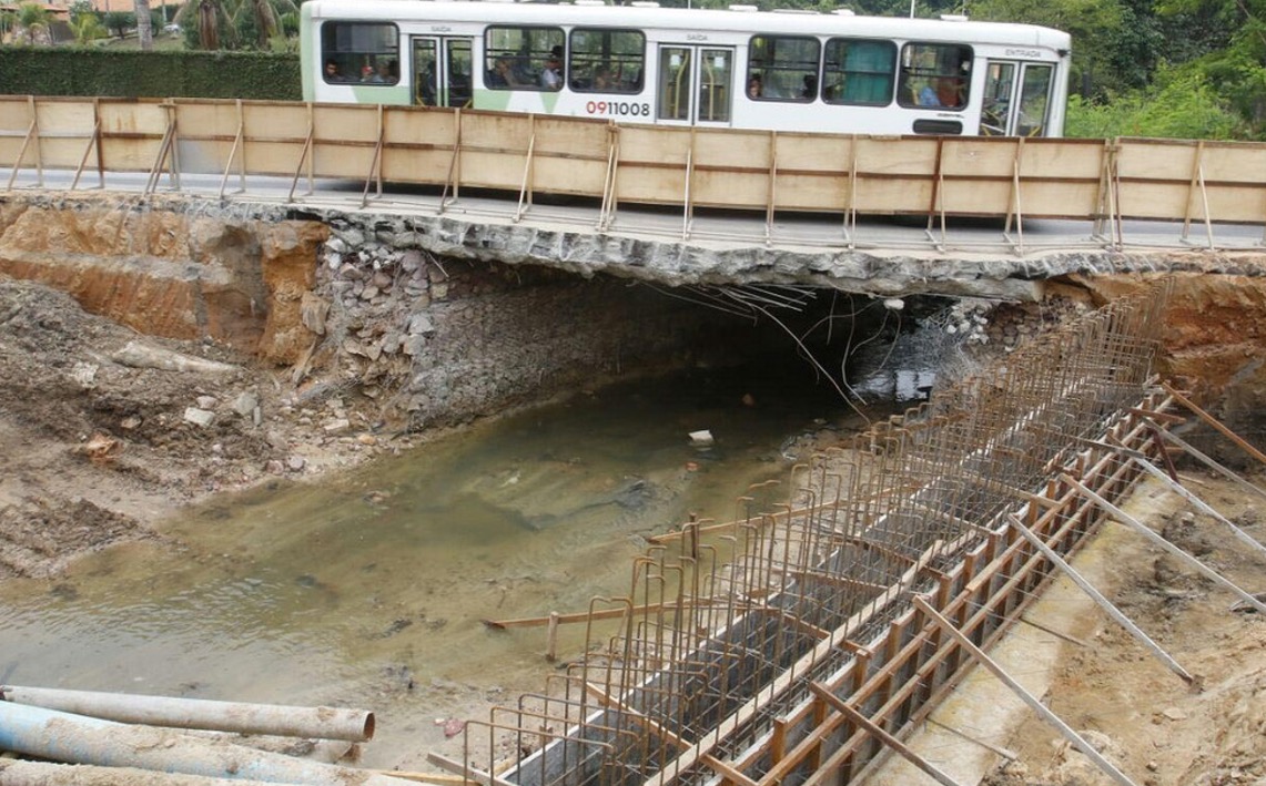 Obra em avenida Professor Nilton Lins altera itinerário de linhas de ônibus em Manaus 