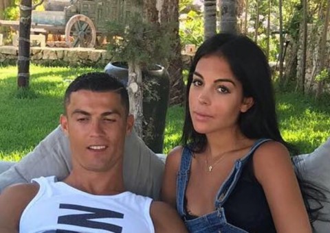  Cristiano Ronaldo pede namorada grávida em casamento  