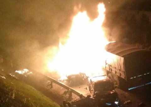 Grave acidente com seis carros e carreta deixa duas pessoas mortas