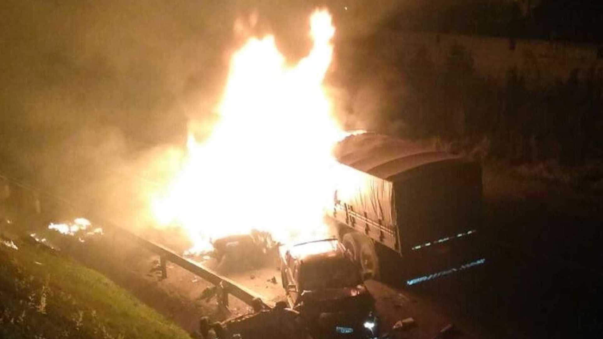 Grave acidente com seis carros e carreta deixa duas pessoas mortas