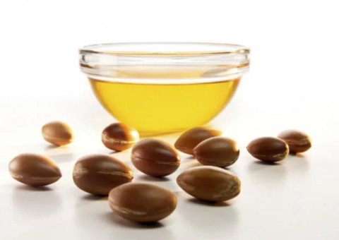 Óleo natural rico em nutrientes beneficia cabelos e pele 