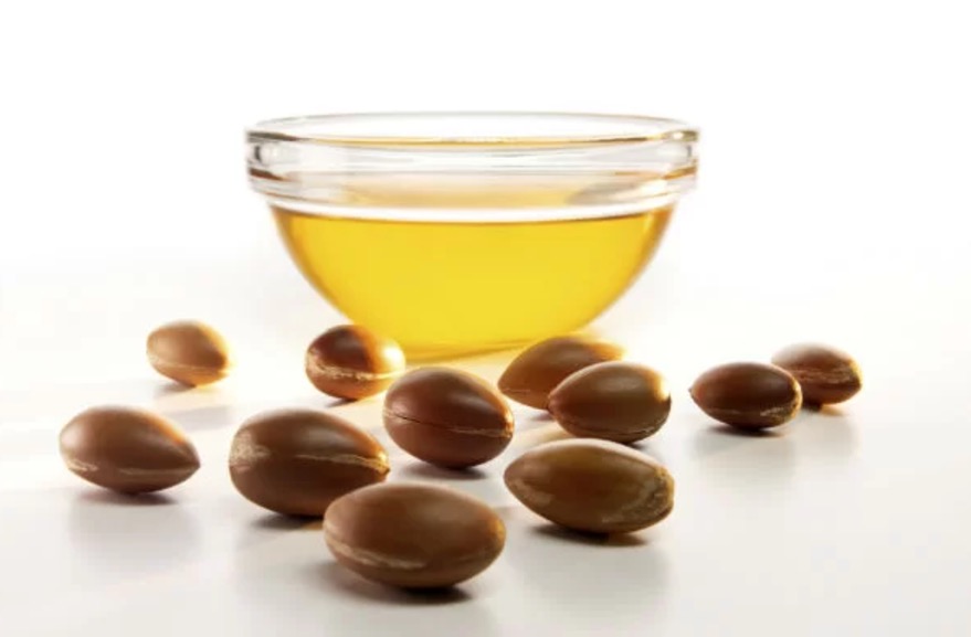 Óleo natural rico em nutrientes beneficia cabelos e pele 