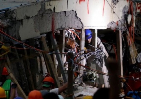 Criança é encontrada viva debaixo de 3 metros de escombros em escola no México