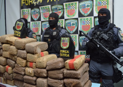 Dupla é presa com 64 kg de drogas e armas escondidos dentro de carro em Manaus