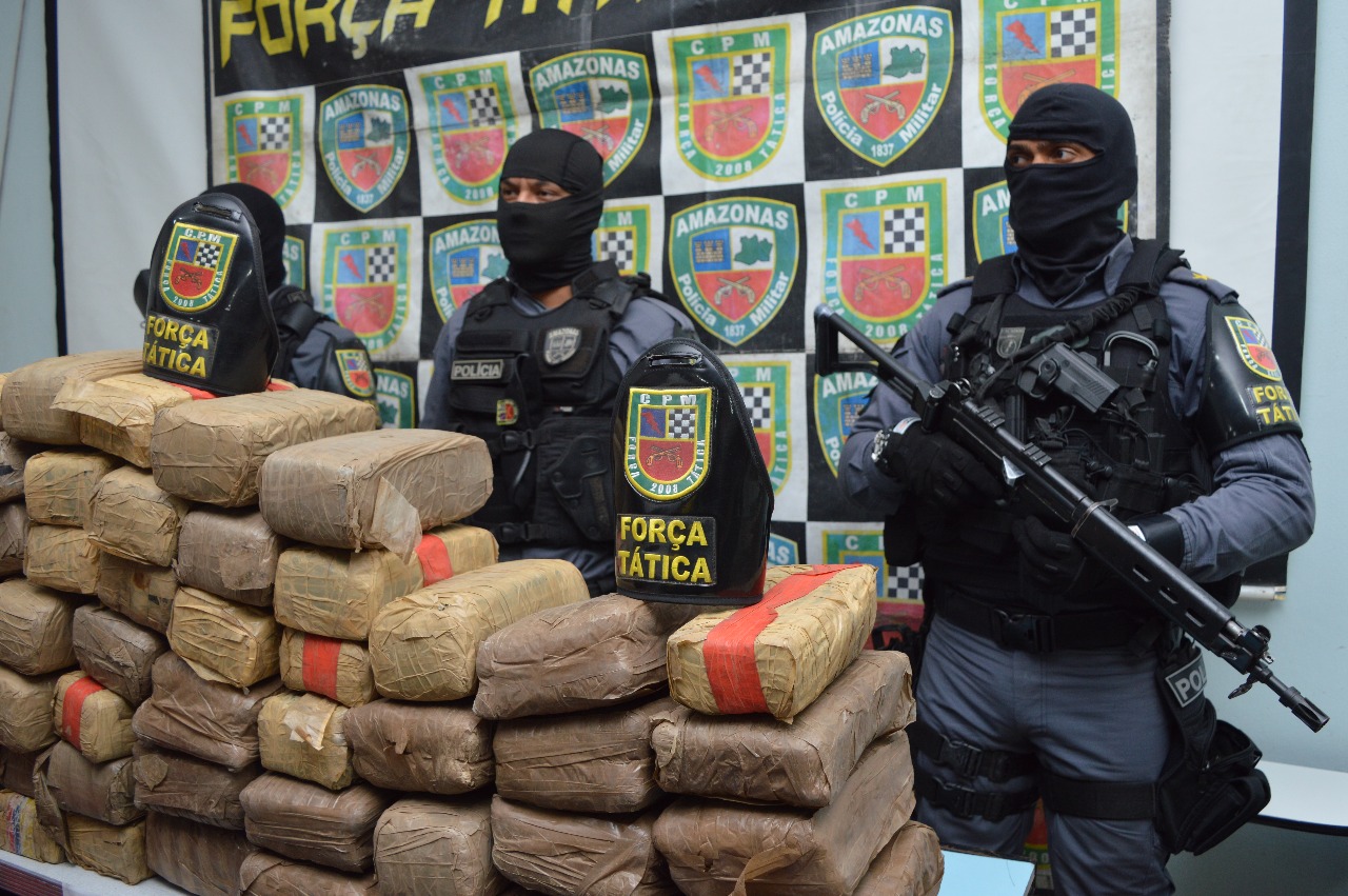 Dupla é presa com 64 kg de drogas e armas escondidos dentro de carro em Manaus