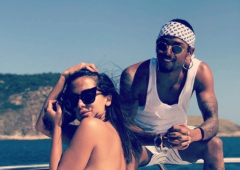 De fio dental, Anitta ostenta bumbum durante folga com Nego do Borel