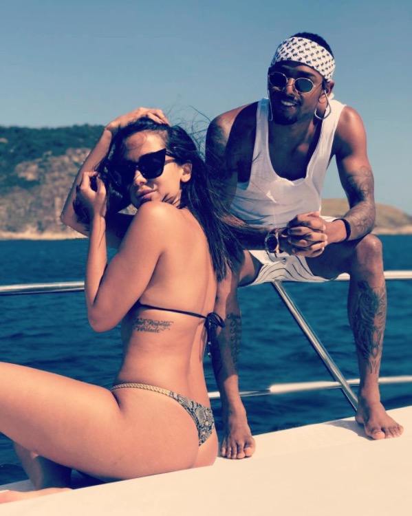 De fio dental, Anitta ostenta bumbum durante folga com Nego do Borel