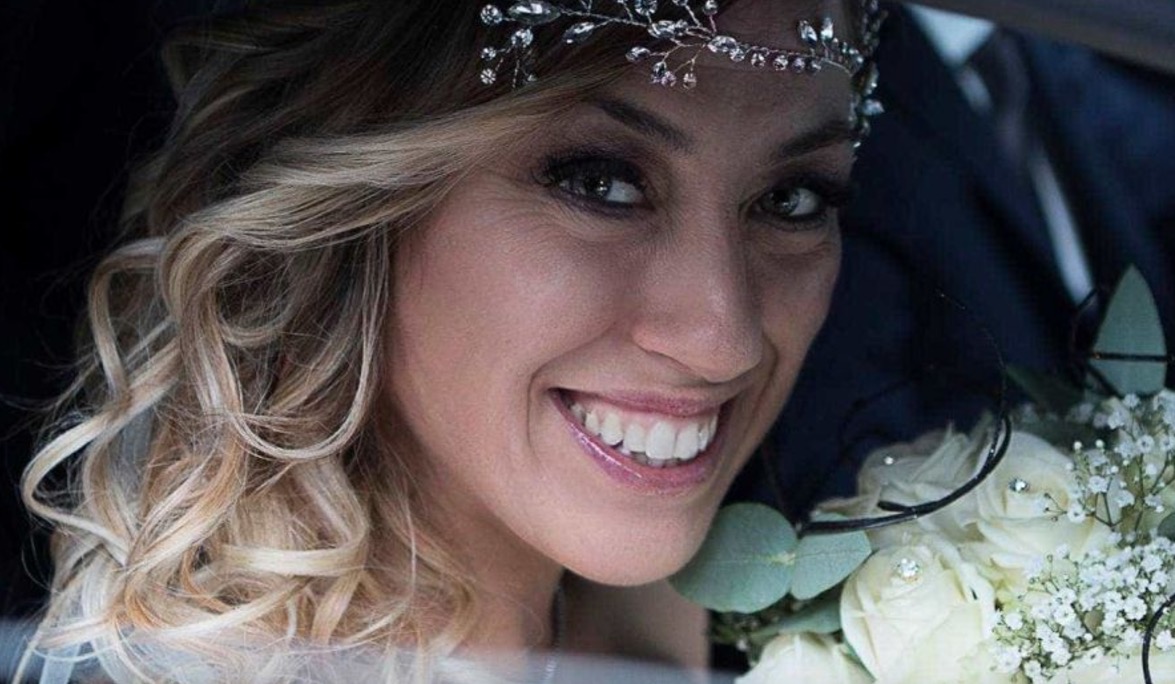 Solteira, mulher faz casamento sem noivo para realizar sonho