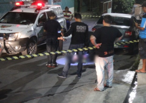 Após ser cercado por dupla em moto, homem é executado a tiros em Manaus