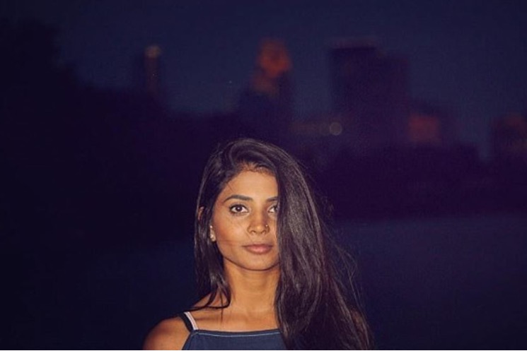 Jovem abandona namorada dentro de carro após bater veículo em poste e volta só para pegar o celular 