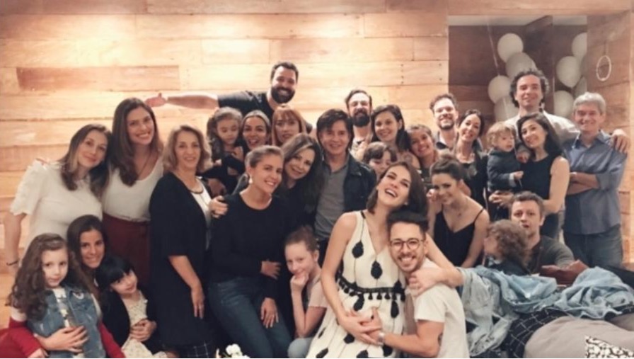 Em rara aparição, filho de Sandy aparece em foto de família