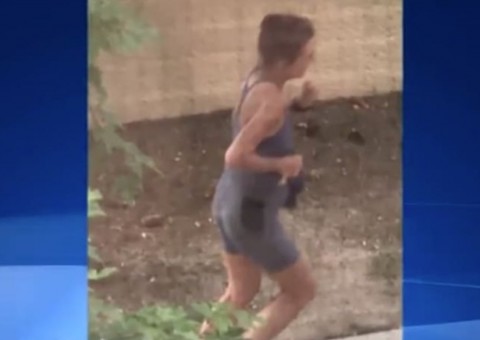 Corredora é procurada pela polícia acusada de defecar em jardins de casas 