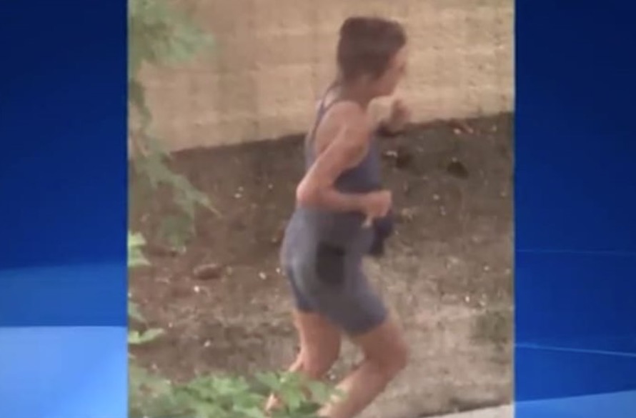 Corredora é procurada pela polícia acusada de defecar em jardins de casas 