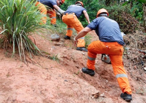 Duas crianças e 1 adulto ficam soterrados após deslizamento de terra em Manaus