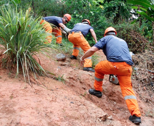 Duas crianças e 1 adulto ficam soterrados após deslizamento de terra em Manaus