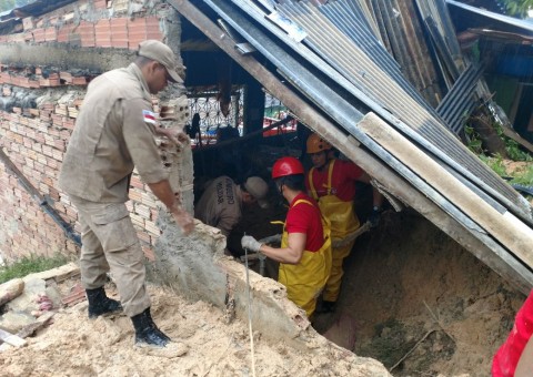 Irmãos ficam soterrados e um morre durante deslizamento de terra em Manaus