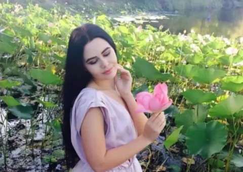 Jovem faz ensaio fotográfico no meio do mato e se dá mal 