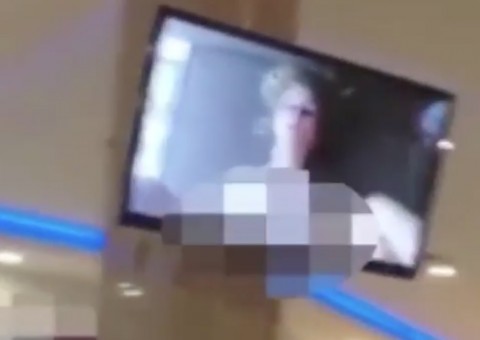 Filme pornô é exibindo para crianças em shopping e causa revolta 