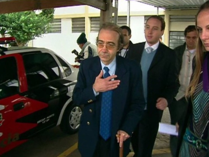 Ex-médico encontrado morto implantou silicone no peito e nas nádegas     