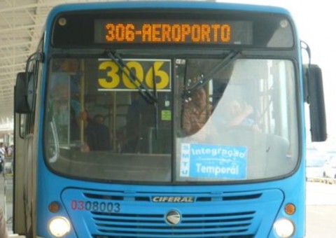 Em Manaus, trio armado invade ônibus e assalta 50 pessoas