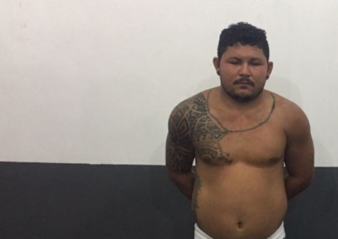 Homem é preso com drogas e armas escondidas dentro de embarcação em Manaus