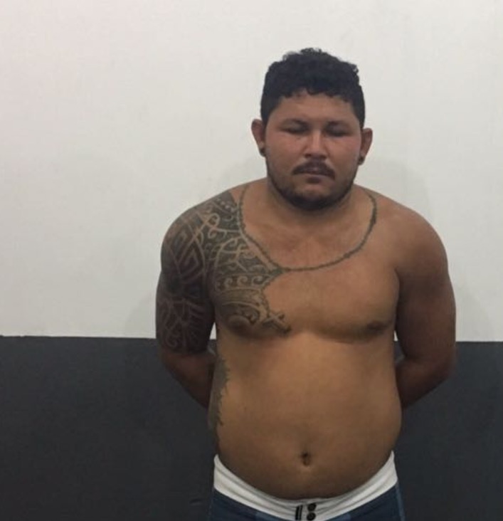 Homem é preso com drogas e armas escondidas dentro de embarcação em Manaus