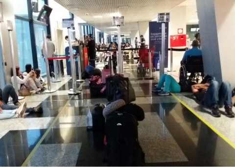 Neblina fecha aeroporto e deixa passageiros ilhados em Manaus