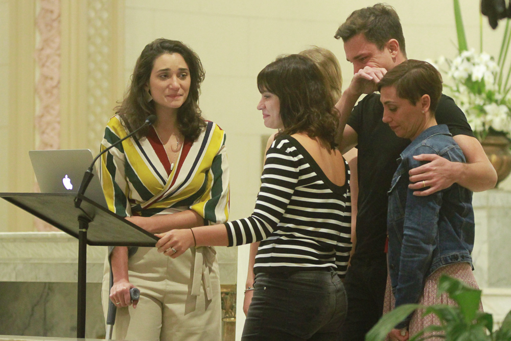 Em meio a polêmicas, Luciana Lacerda não vai à missa de 7º dia de Marcelo Rezende